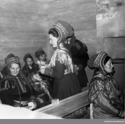 Kvinner i kirke. Foto: RiddoDuottarMuseat, Guovdageainnu gilišillju