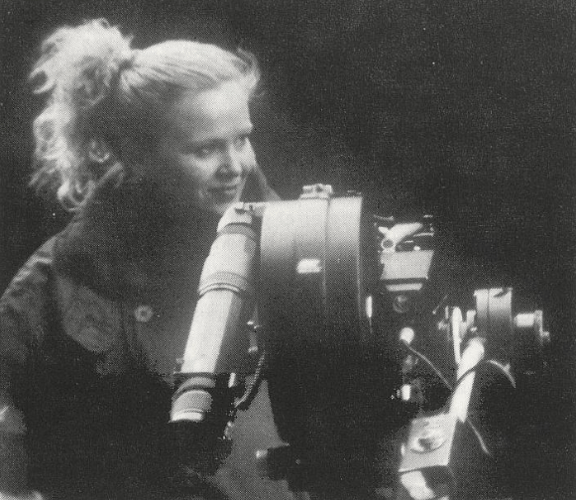 Kvinne med filmkamera