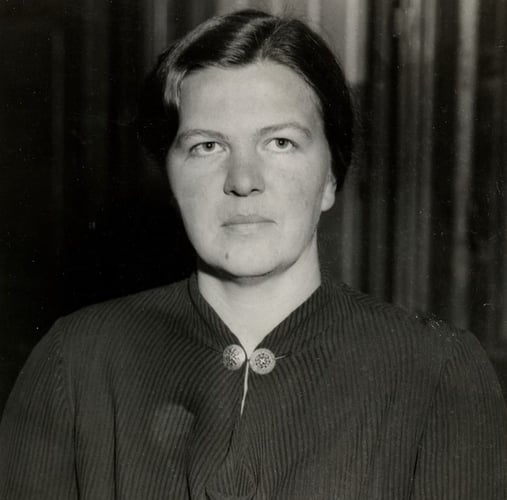 Svart hvitt foto av en kvinne