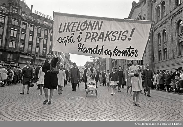1. mai 1968 i Oslo. Demonstrasjonstoget i Karl Johans gate. Parole: Likelønn også i praksis! Handel og Kontor.