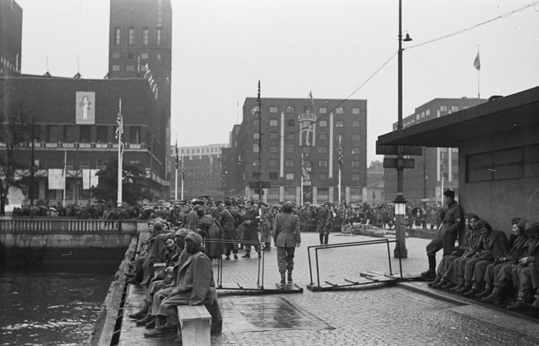 Kvinnelige soldater på rådhuskaia i Oslo ved kongens hjemkomst 7. juni 1945.