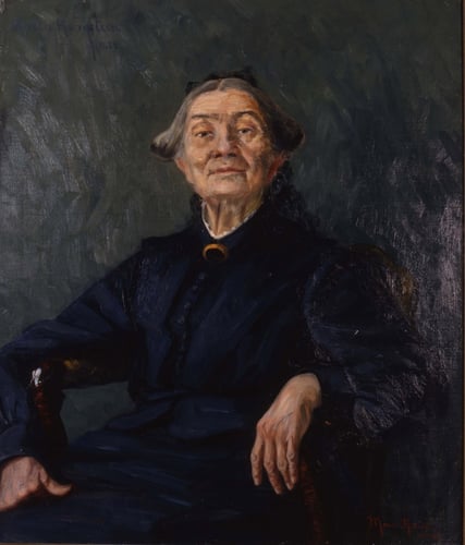 Malt portrett av en eldre kvinne sittende i en stol, kledd i mørke klær mot en mørk bakgrunn.