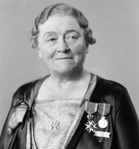Svart-hvitt bilde av kvinne med medaljer