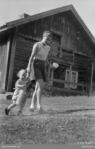 Gård, kvinne, barn, melkespann, henting av melk og fløte