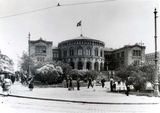 Svart-hvitt bilde av Stortinget. 