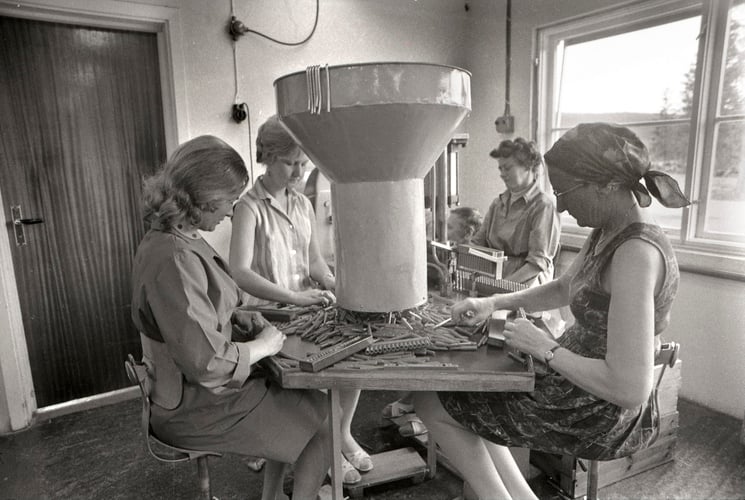 Kvinner rundt et produksjonsbord