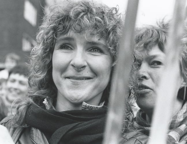 Svart-hvitt bilde av to kvinner i demonstrasjon.