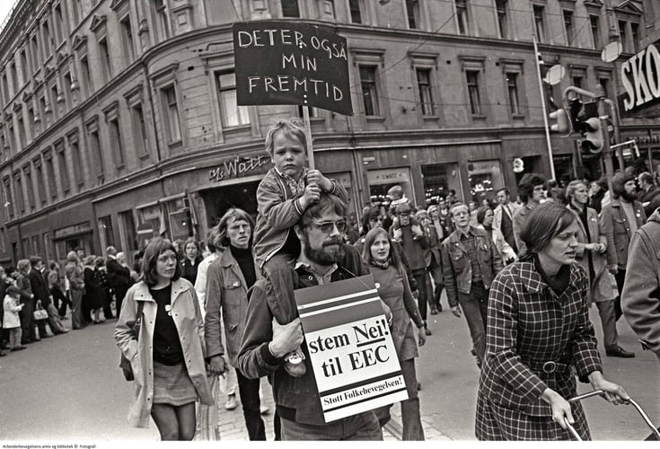 Demonstrasjonstog. Foran i bilde en mann med en gutt på skuldrene. Begge holder plakater med teksten "Stem nei til EEC".