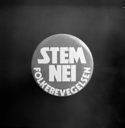 Nei til EEC-merke med påskriften "Stem nei Folkebevegelsen".