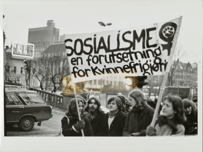 demonstranter ved Stortinget i Oslo, bærende banner med "Sosialisme er en forutsetning for kvinnefrigjøring"