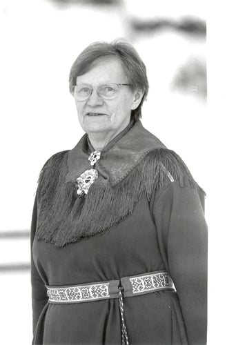 Kvinne i samekofte.