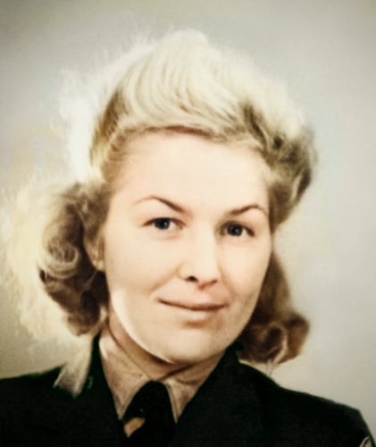 Gammelt portrettfoto av en kvinne i uniform.