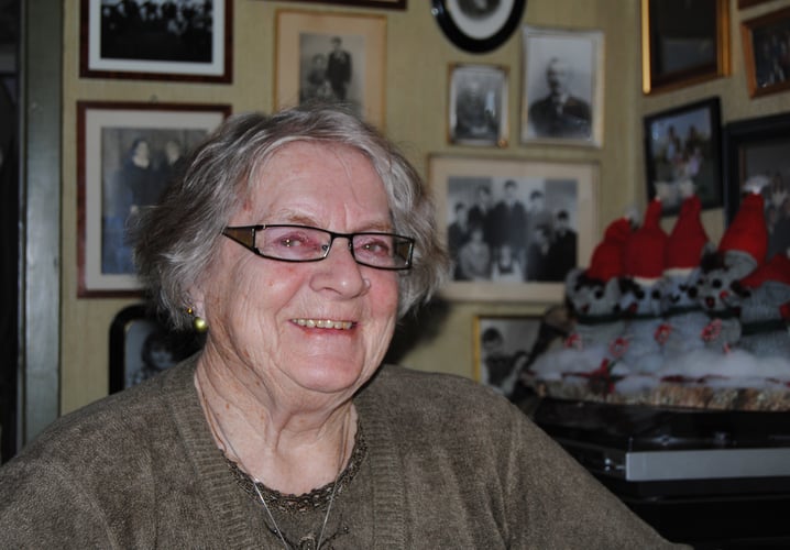 Portrettbilde av eldre smilende dame