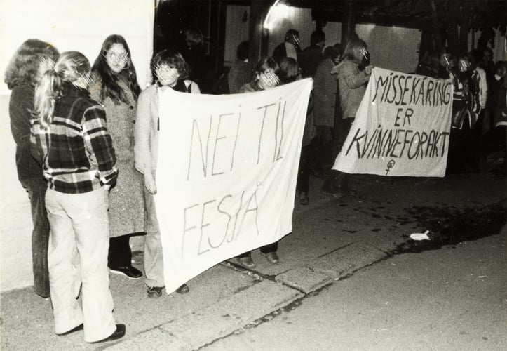 Gruppe kvinner på fortau med bannere Nei til fesjå og Missekåring er kvinneforakt.