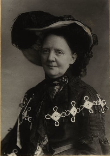 Svart-hvitt foto av kvinne med hatt og sjal med detaljer på