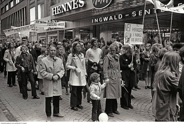 Bilde av et stort antall mennesker i demonstrasjonstog. De holder plakater og paroler. 