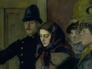 Kvinner ved en dør, ledsaget av en uniformert politibetjent.