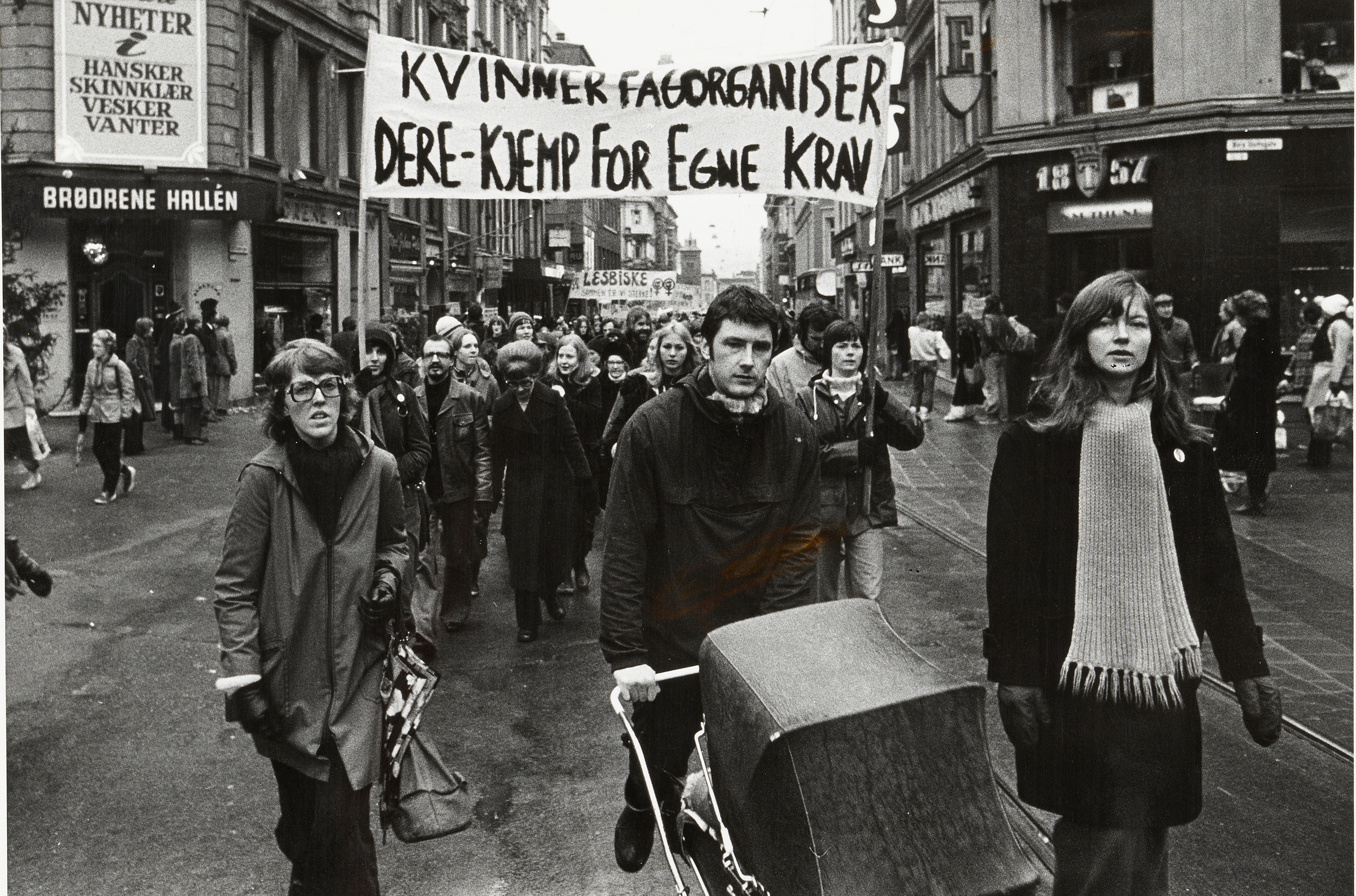 Demonstrasjonstog Karl Johan. Mann med barnevogn.