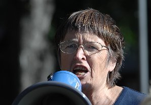 Portrett av kvinne som snakker/roper i megafon