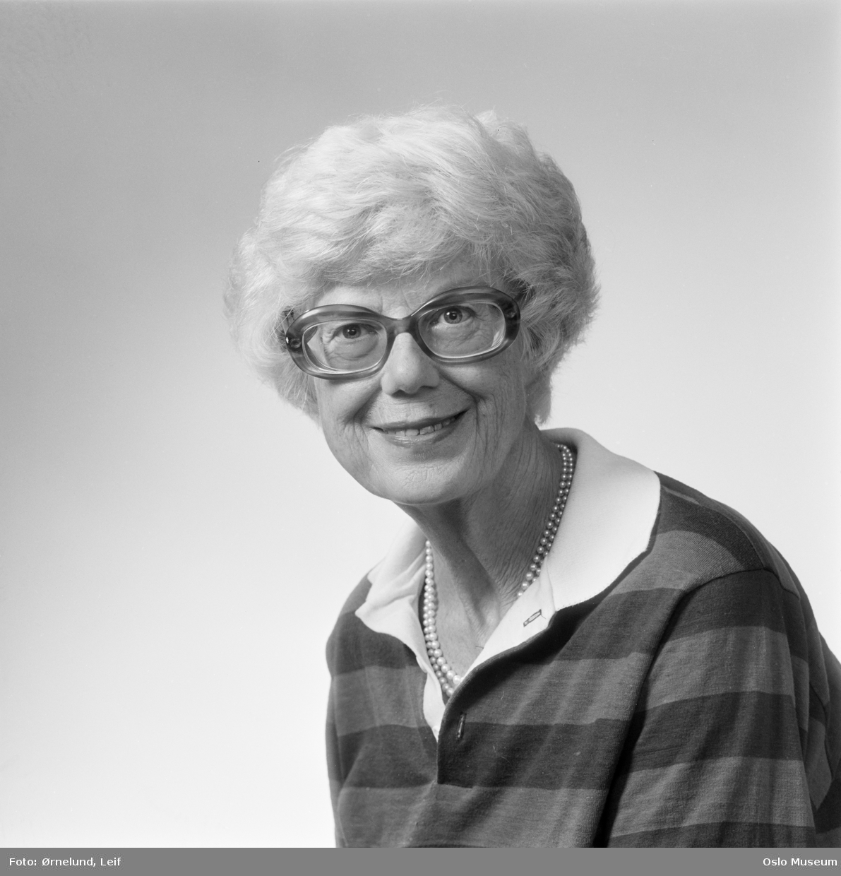 Portrett av eldre kvinne.