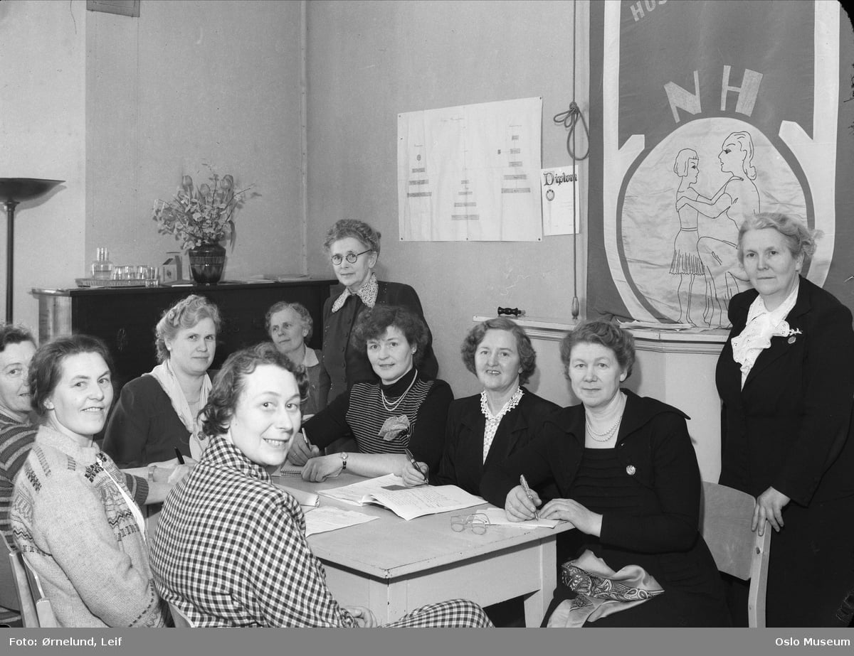 Bilder av flere kvinner som sitter samlet rundt et bord. 
