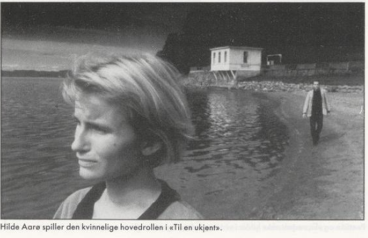 Stillbilde fra film med kvinne og mann på strand