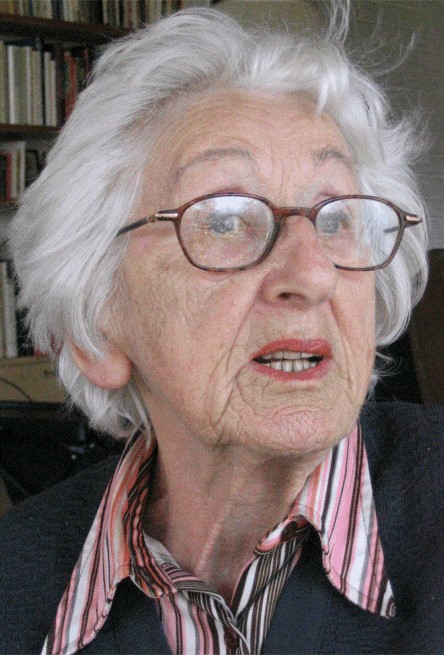 Eldre kvinnes ansikt med hvitt hår og briller.