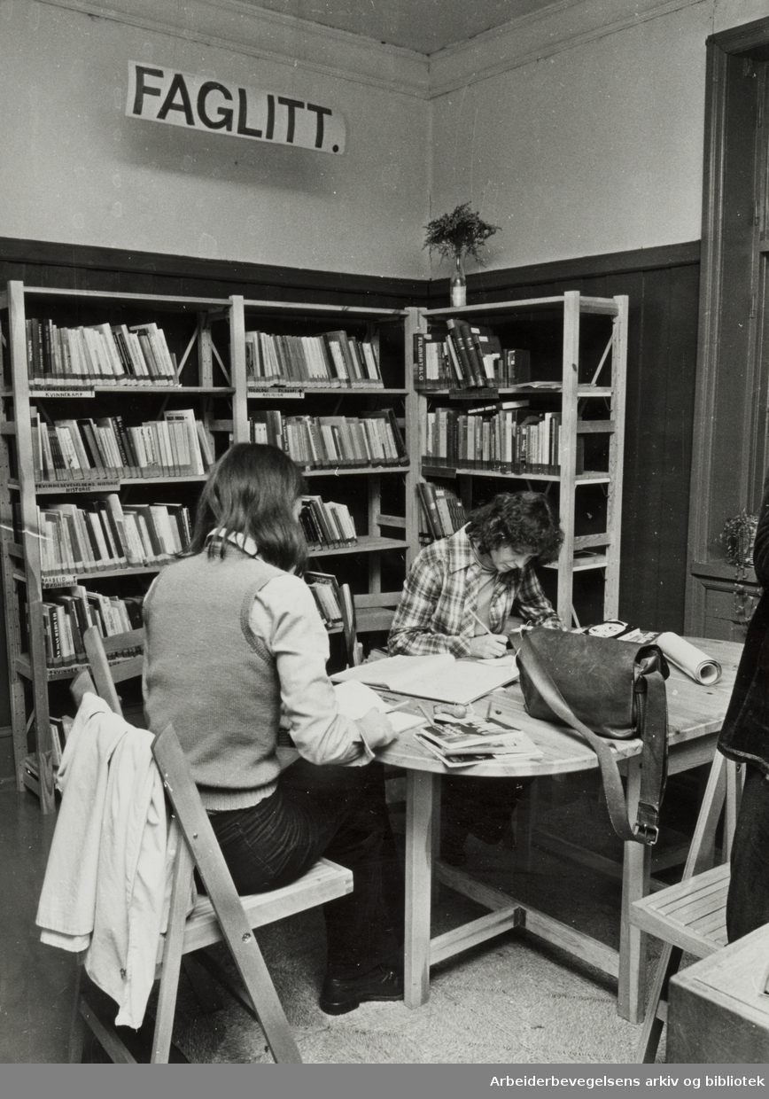 To kvinner studerer i et bibliotek.