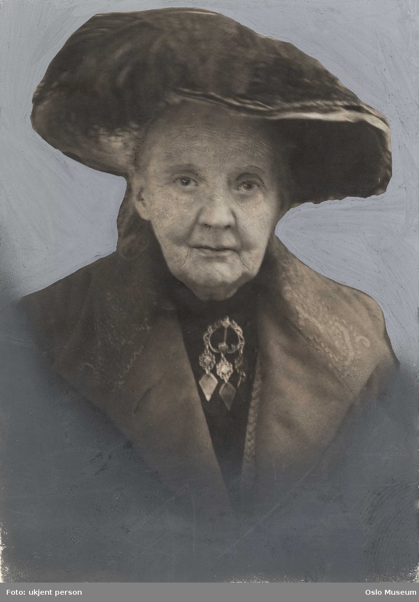 Bilde av gammel kvinne med hatt