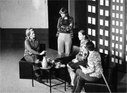 Tre bilder fra teaterstykke; fire kvinner i ulike situasjoner; med vaskebøtter; lesende aviser og diskuterende rundt et kaffebord.