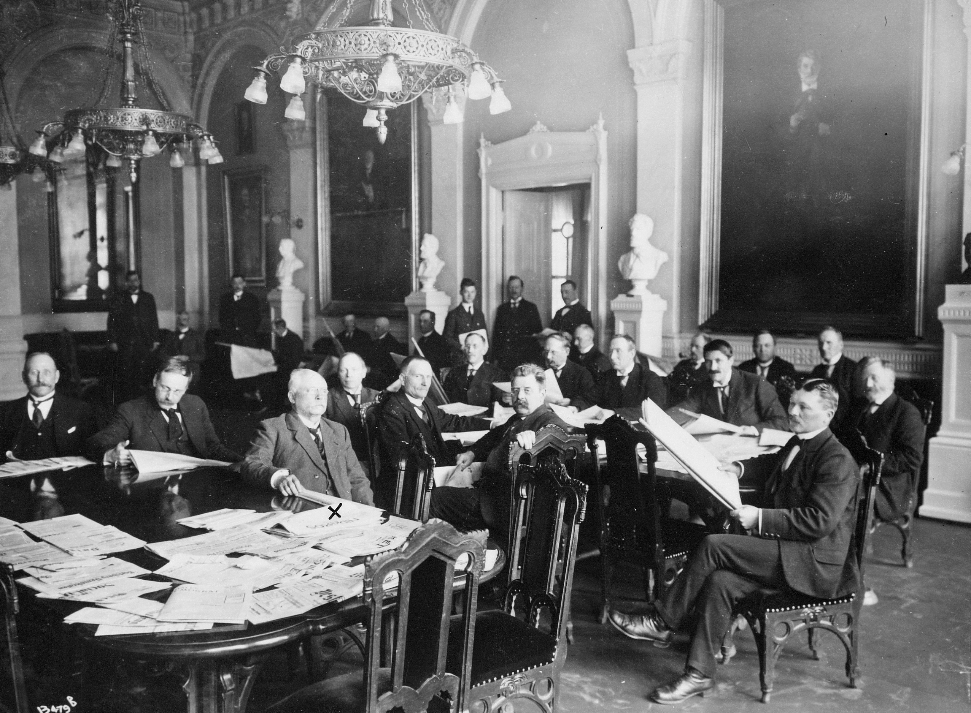 Svart-hvitt bilde av menn på Stortinget. 