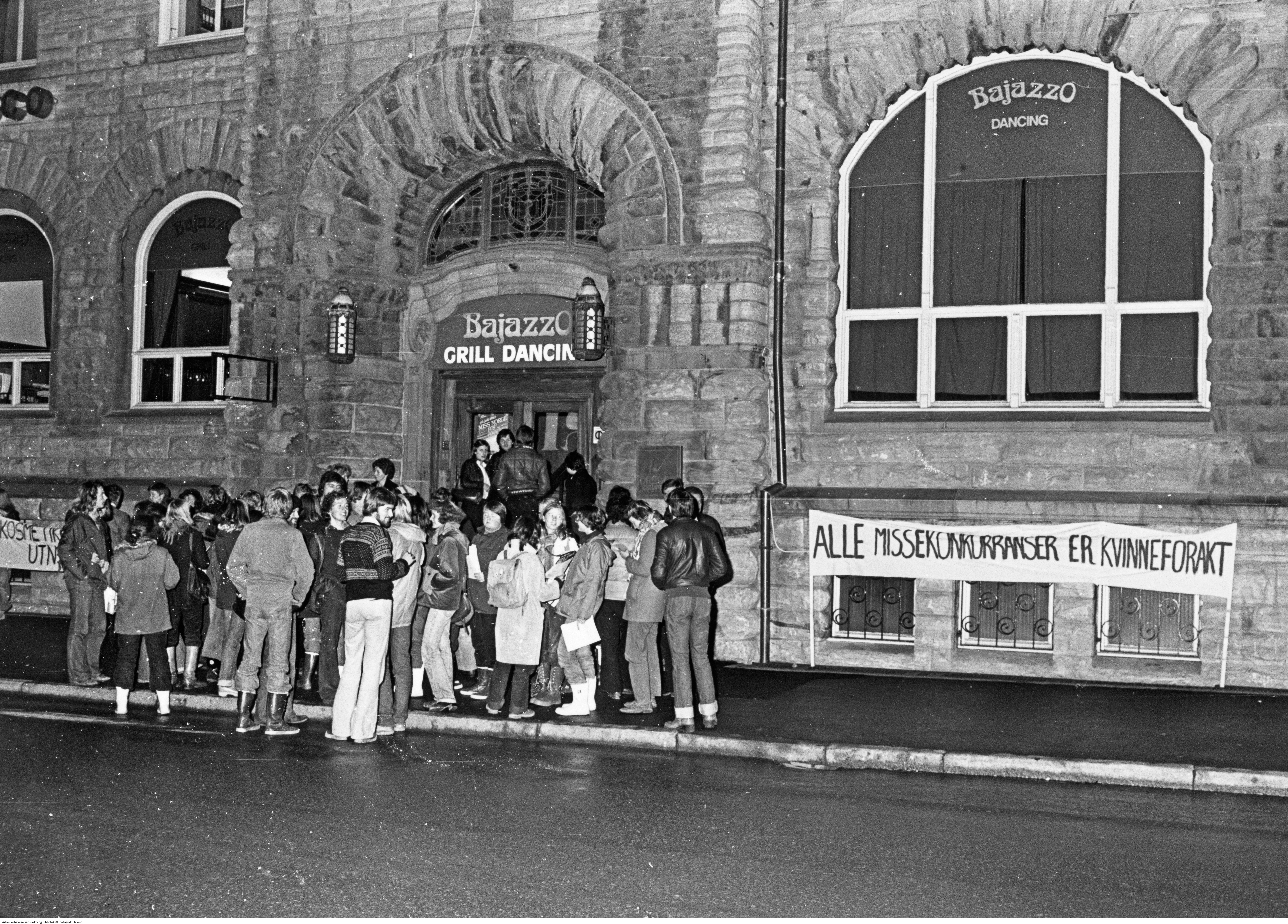 Punktdemonstrasjon utenfor utestedet Bajazzo Dancing. Banner med "Alle missekonkurranser er kvinneforakt".