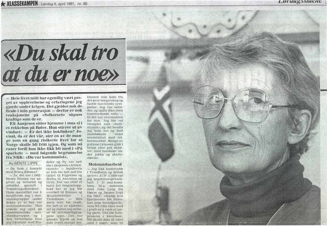 Svart-hvitt bilde av avisutklipp med intervju av kvinne