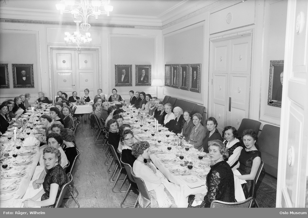 Oslo Handelsstands Forening, selskapslokale, Kvinnelige telegraf- og telefonfunksjonærers Forening (KTTL), 50-årsjubileum, festmiddag, langbord, kvinner