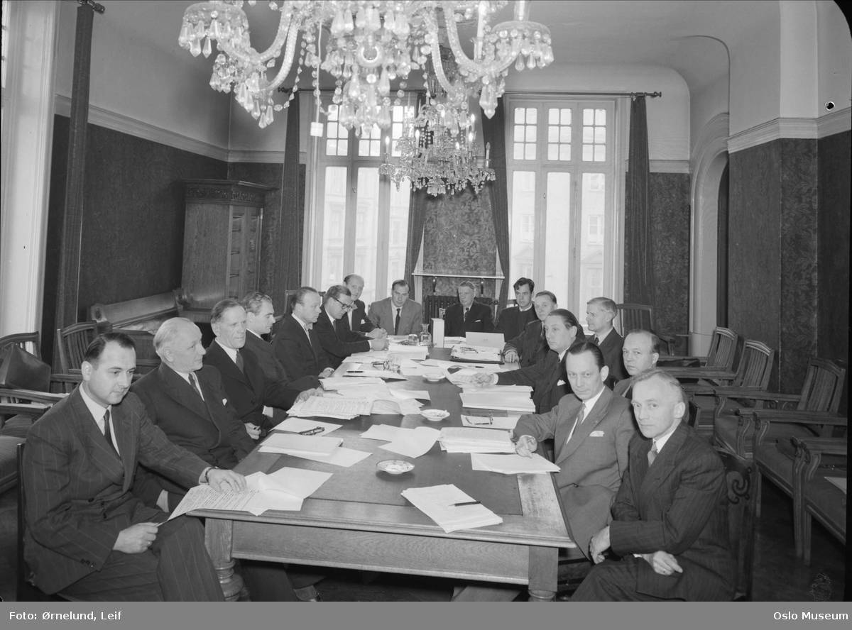 Nobelinstituttet, interiør, møtelokale, møte i Sosialdepartementet, 16 menn