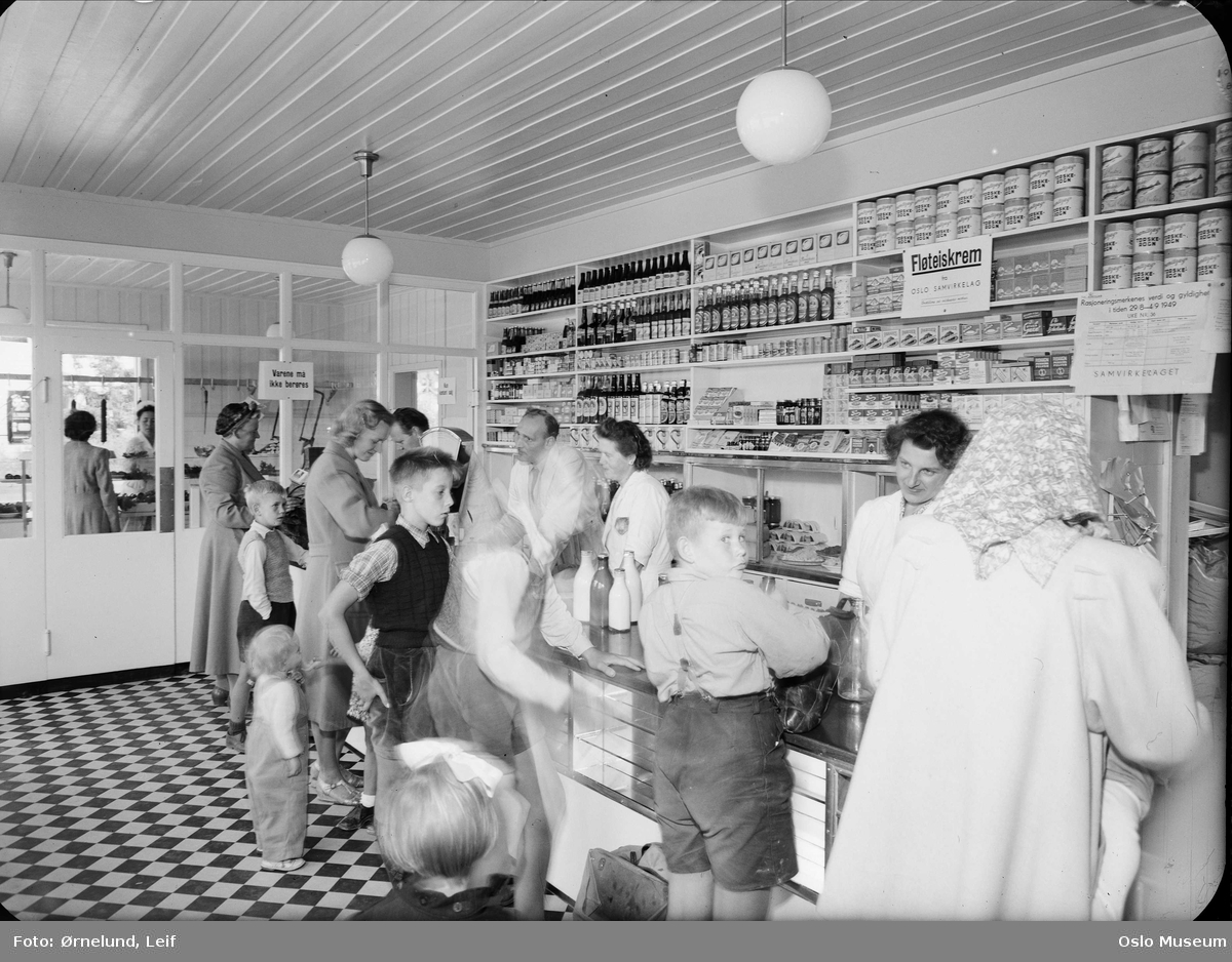Oslo samvirkelag, avdeling 75 Hasle og Økern, interiør, mennesker, disk, hyller, varer.