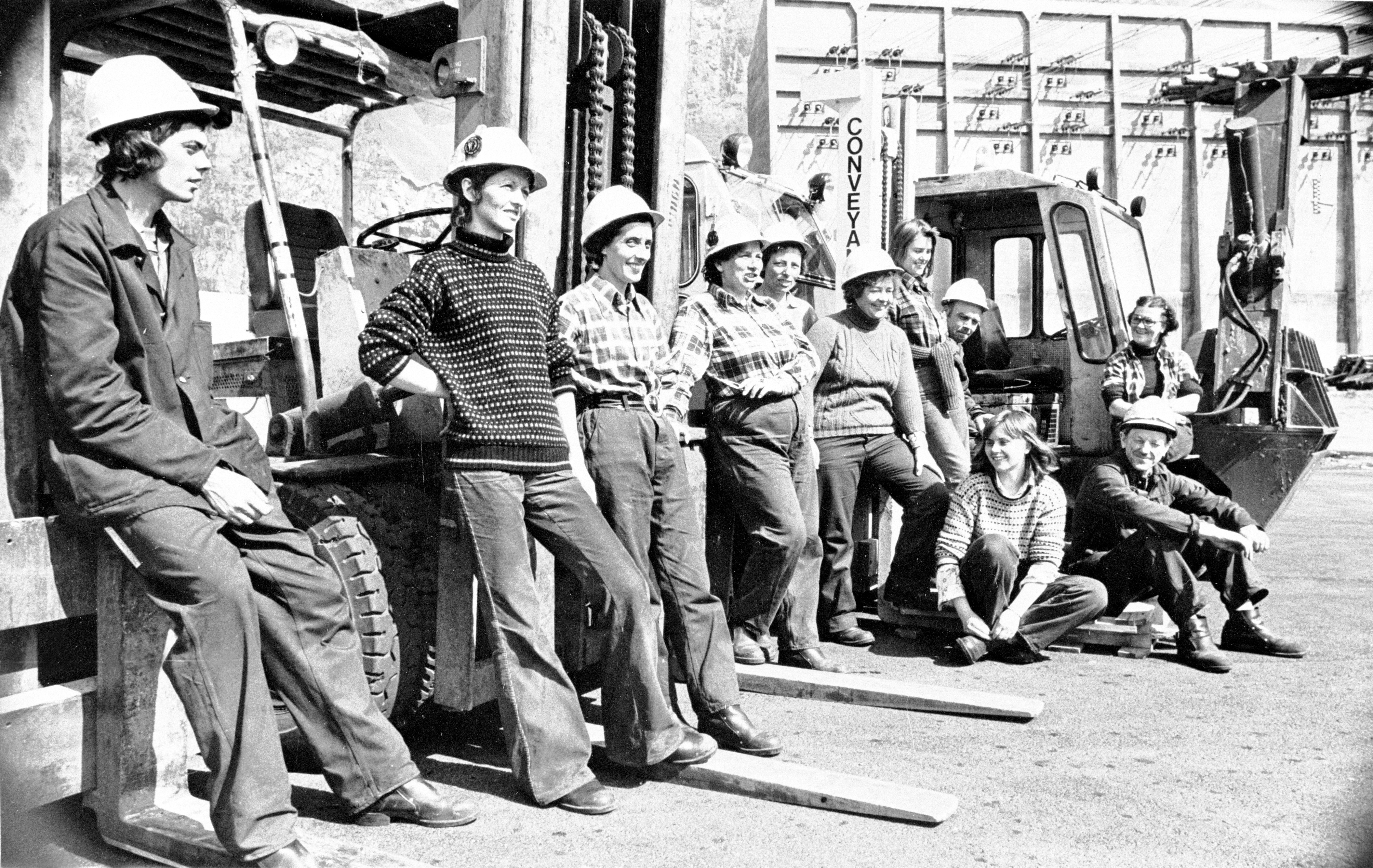arbeidere med hjelm. Truck, fabrikklokale.