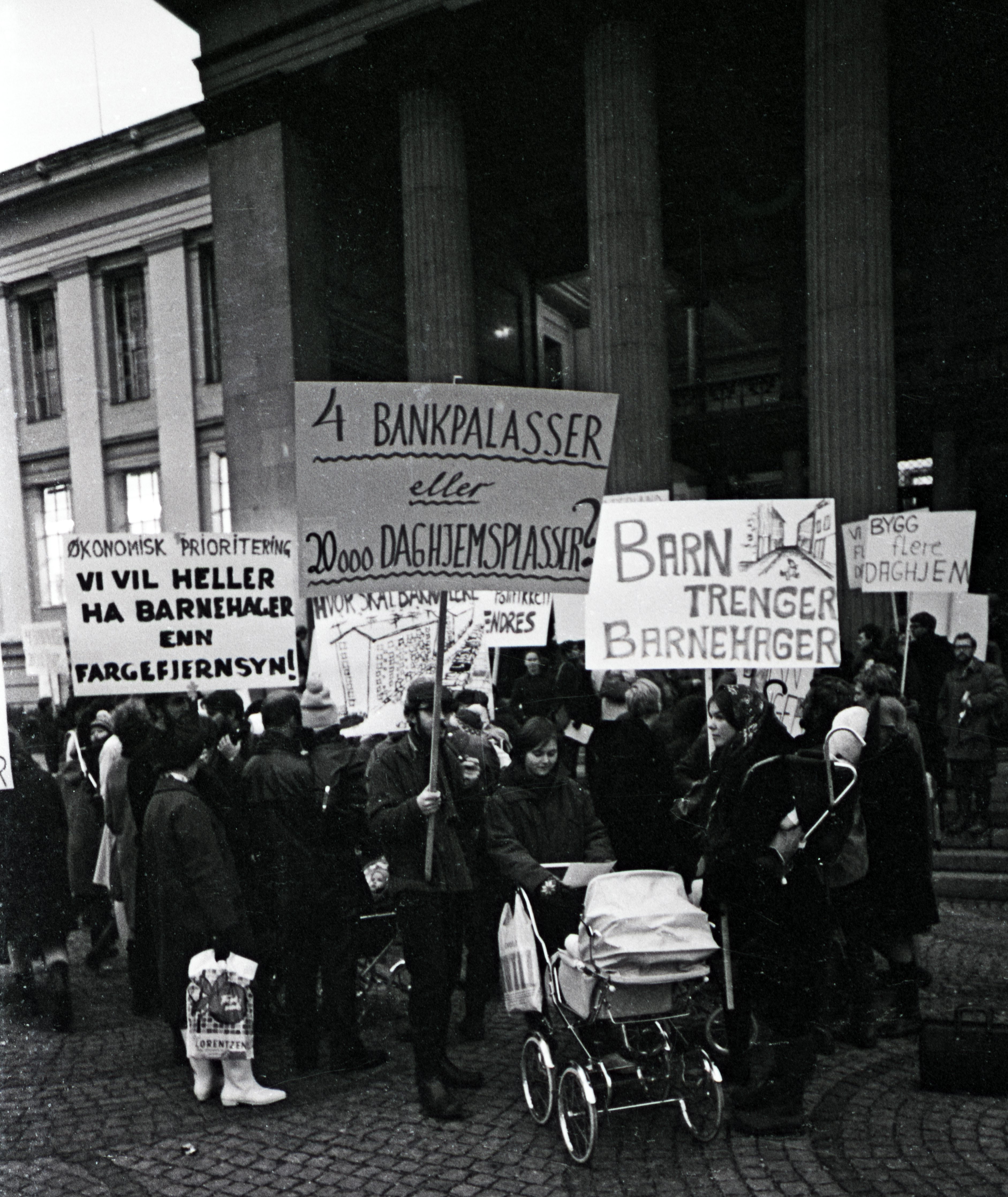 Demonstrasjonstog fra 1968. Paroler med slagordene "Vi vil heller ha barnehager enn fargefjernsyn!", "4 bankpalasser eller 20000 daghjemsplasser?" og  "Barn trenger barnehager". 