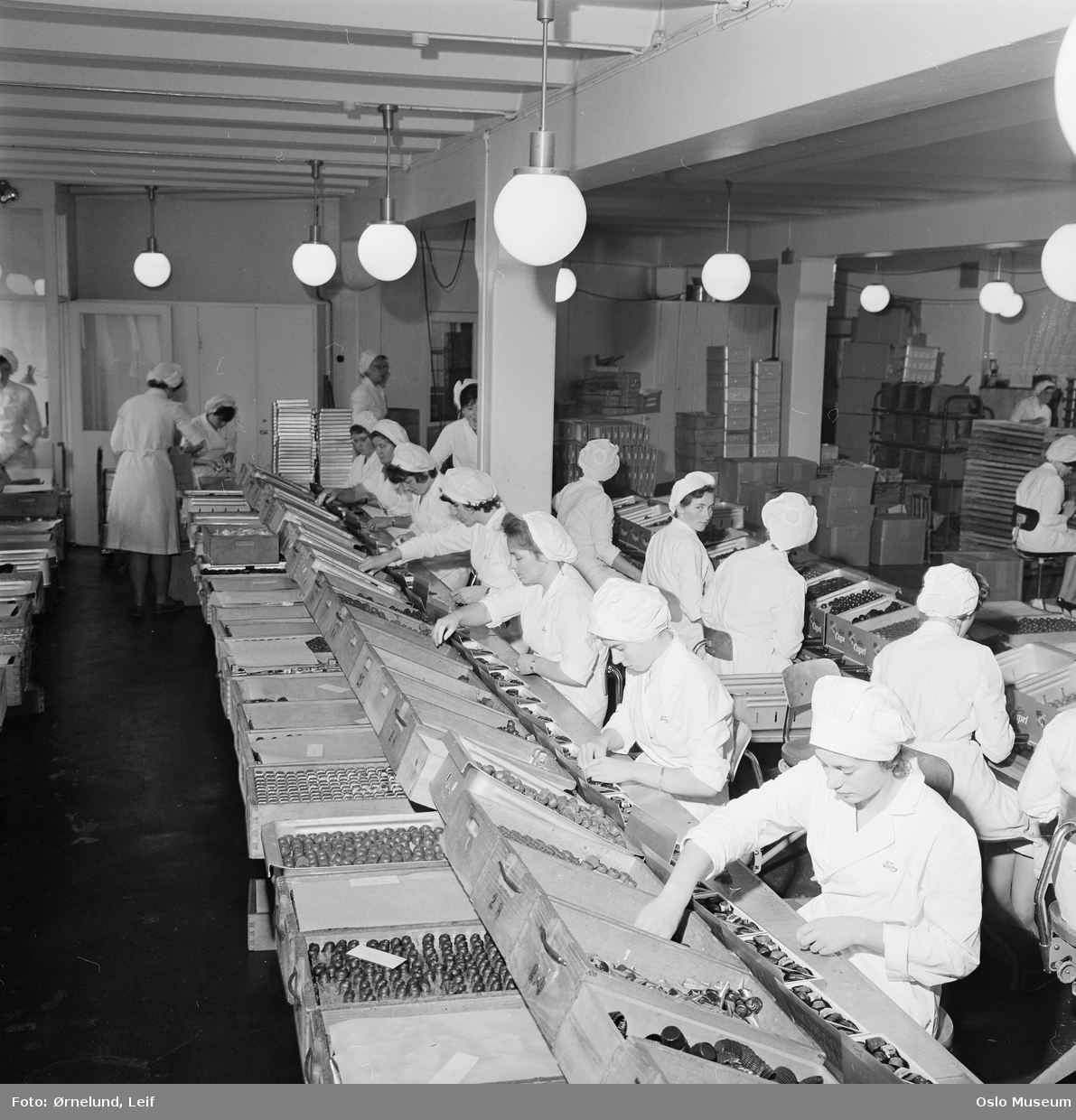 Freia sjokoladefabrikk, interiør, produksjonslokale, kvinner, sortering av konfektbiter