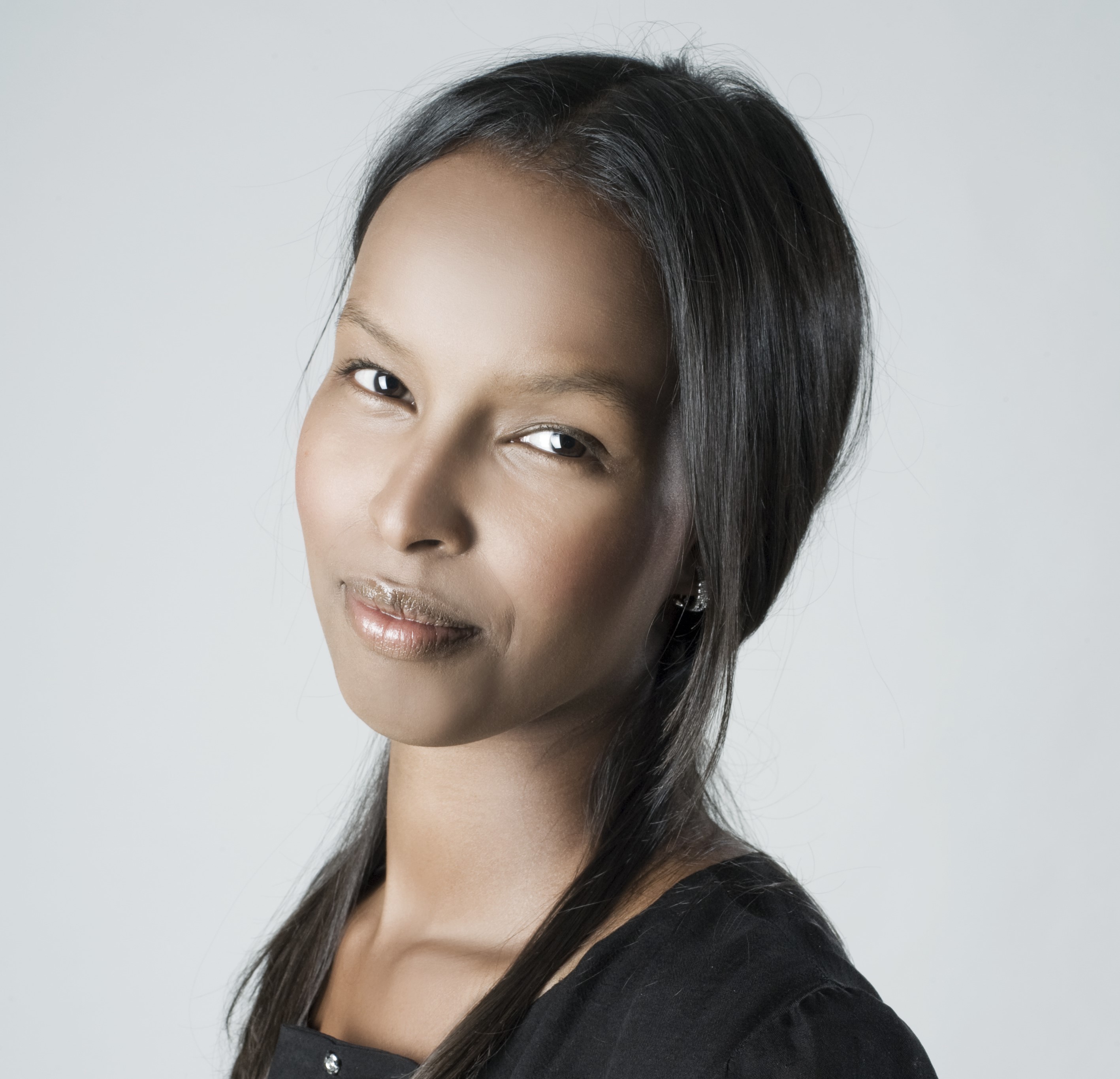 Bilde av ung kvinne som ser i kamera