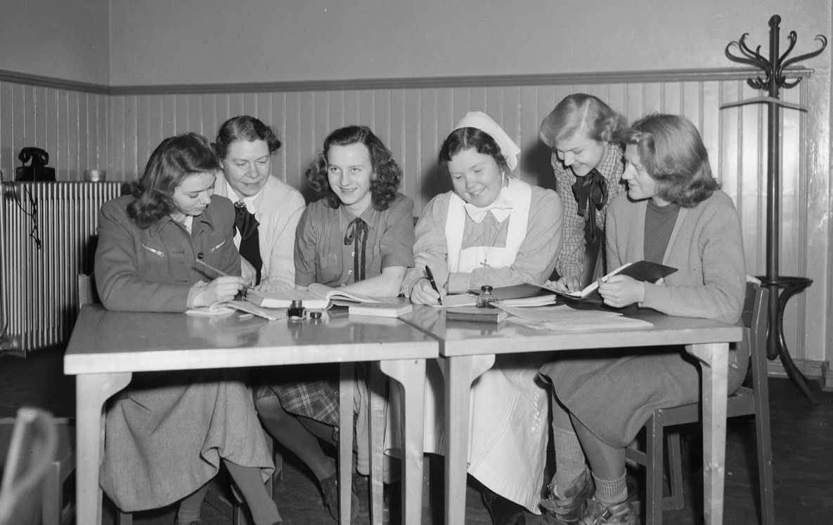 Ifølge Solveig Askjem var det mange jenter som likte jenter på Sosialhøgskolen på 1950-tallet. Foto fra et sosialkurs i 1949.