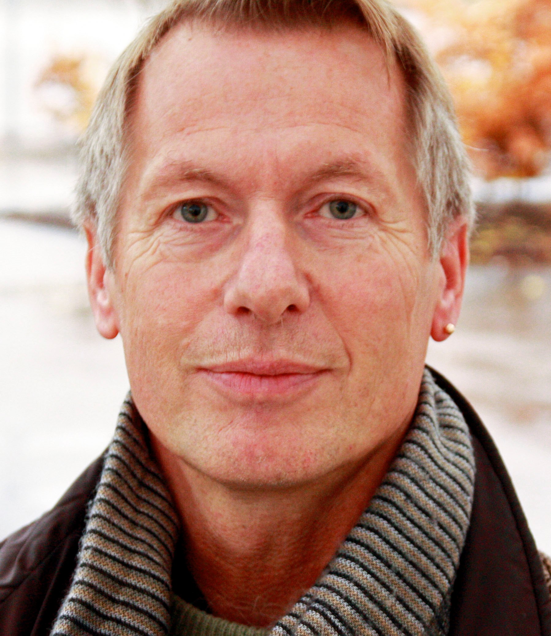 Nærbilde av mann med blondt hår.