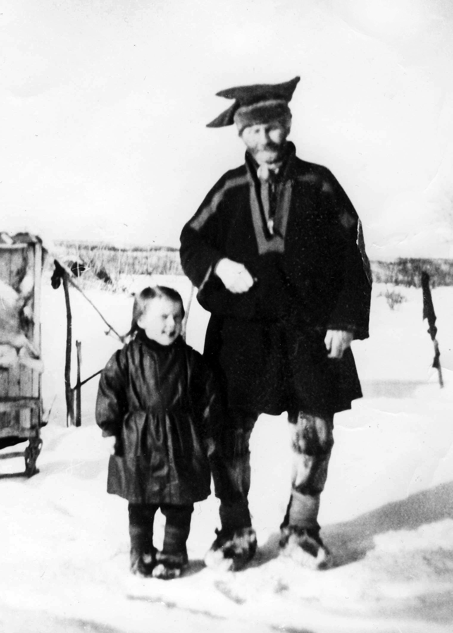 Mann og liten jente i samiske drakter