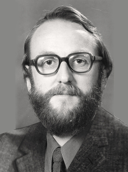 Portrett av mann med skjegg og briller