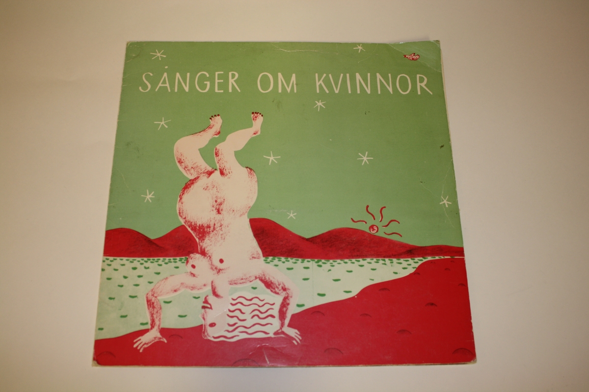Platecover; tegning av naken gravid kvinne stående på hodet i stilisert landskap.