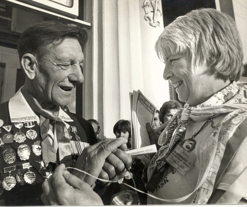Svart-hvitt bilde av mann og kvinne som ser p&aring; hverandre. 