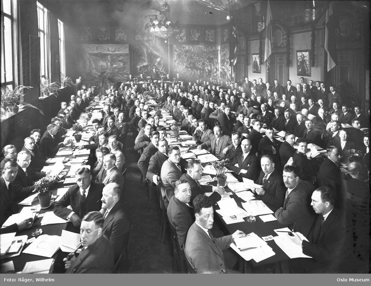 Folkets Hus, interiør, Norsk Kommunearbeiderforbund, landsmøte, langbord, delegater, menn, noen få kvinner.